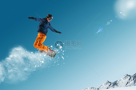 滑雪的青年男人图片