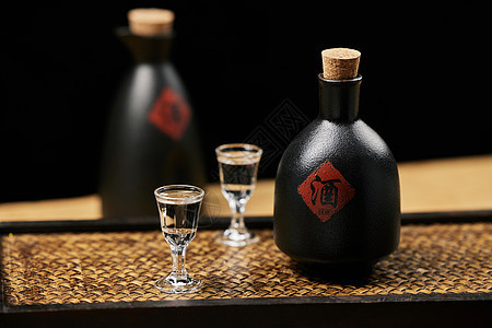 传统精酿白酒酒壶与玻璃酒杯高清图片下载-正版图片507689603-摄图网