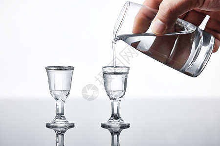 酒杯正版免费下载照片  |中国古代的酒瓶正版立即下载照片  |白酒倒入