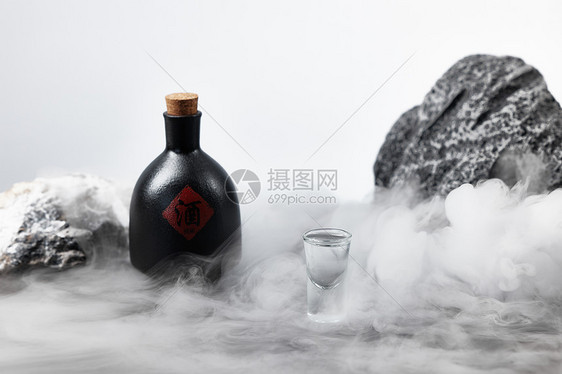 酒壶与白酒图片