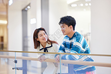 商场内的年轻情侣高清图片