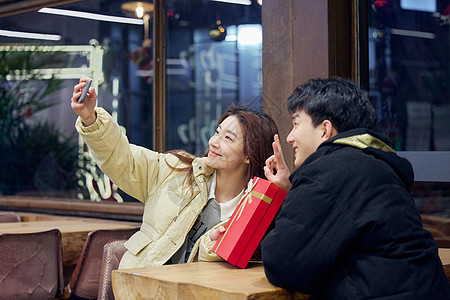 冬季情侣手机自拍图片