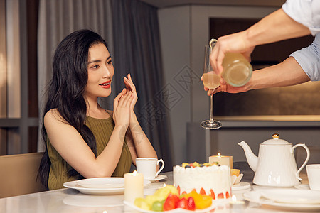 情侣浪漫餐桌倒香槟酒背景图片