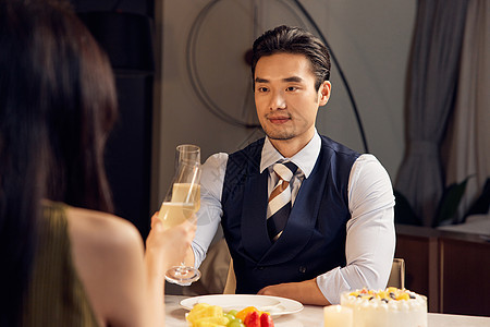 优雅情侣在高级餐厅香槟杯干杯图片