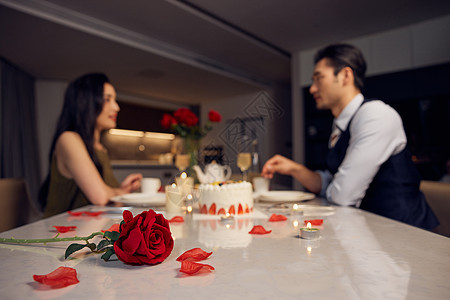 情侣浪漫餐桌上的玫瑰花图片