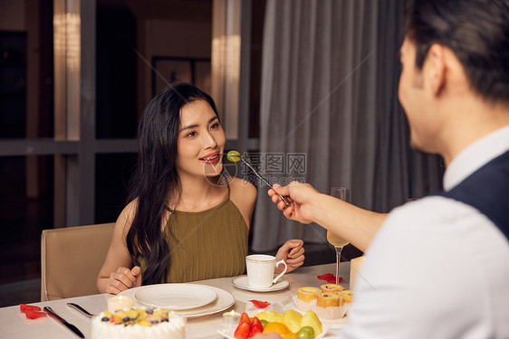 情侣浪漫精致烛光晚餐图片