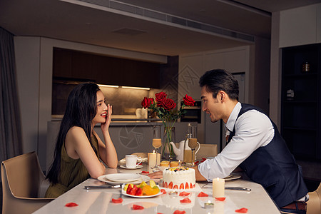 情侣浪漫餐桌上聊天图片