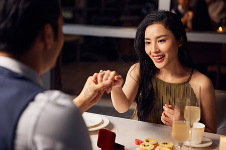 红茶饮料烛光晚餐为女性戴上戒指背景