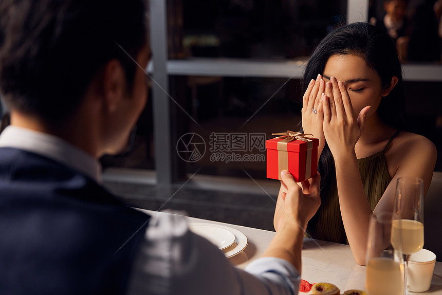 情人节男性送给女性惊喜礼物图片