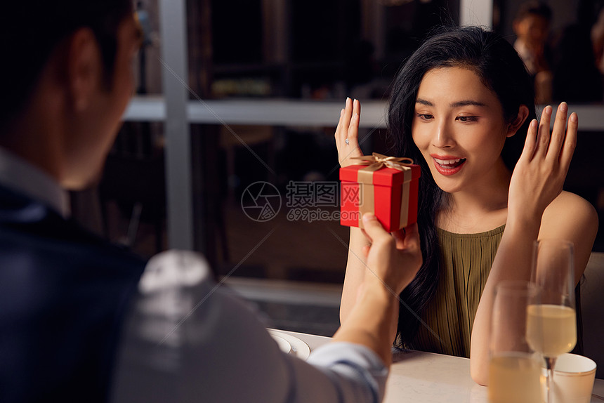 情人节男性送给女性惊喜礼物图片