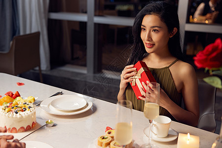 餐桌上收到礼物的女性图片