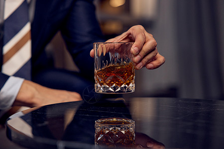 手拿威士忌酒杯特写图片