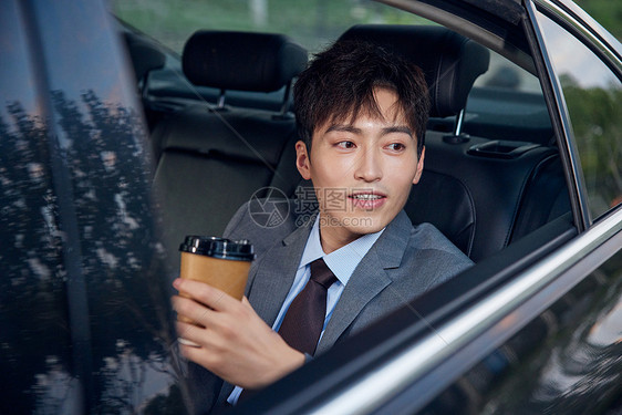 商务白领男性车内喝咖啡图片