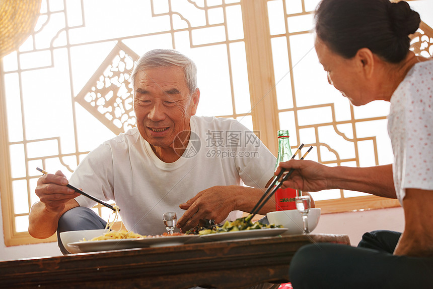 老年夫妇在家里吃饭图片