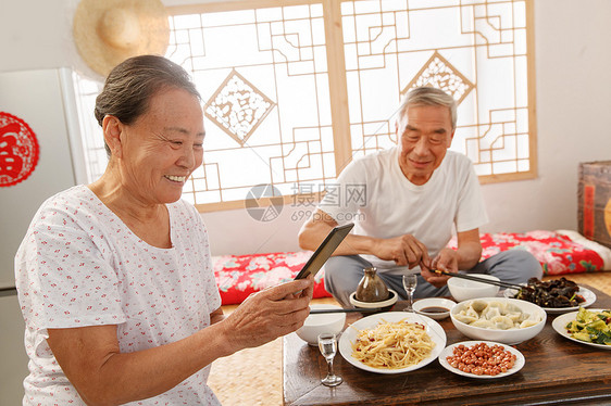 老年夫妇在家里吃饭看手机图片