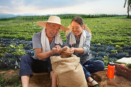 农民夫妇坐在农田里图片