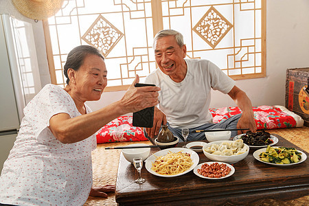 老年夫妇在家里吃饭看手机图片