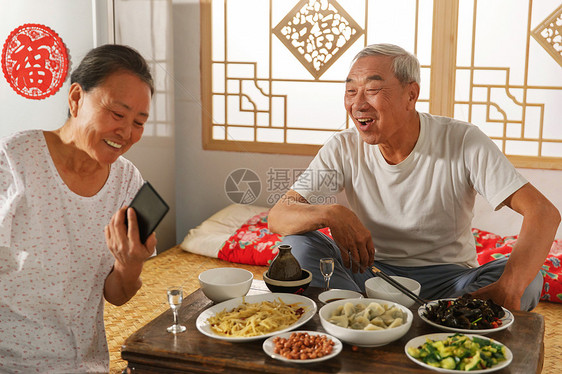 老年夫妇在家里吃饭看手机图片