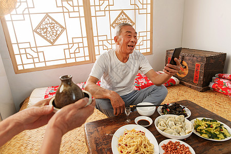 老年夫妇在家里吃饭看手机图片