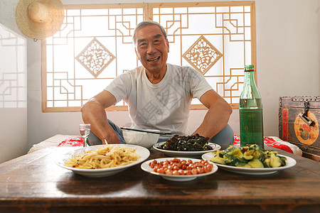 白酒摄影老年人坐在家里喝酒吃饭背景