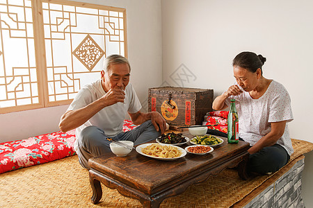 老年夫妇在家里吃饭高清图片