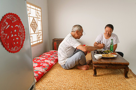 老年夫妇在家里吃饭图片