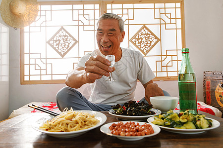 白酒摄影老年人坐在家里喝酒吃饭背景