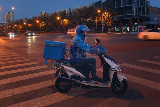 夜晚工作的外卖员图片