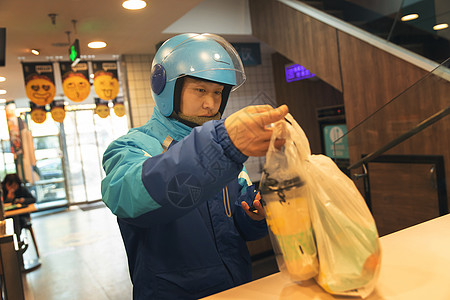 外卖员在餐厅取餐高清图片