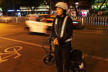 夜晚路边等待的代驾员图片