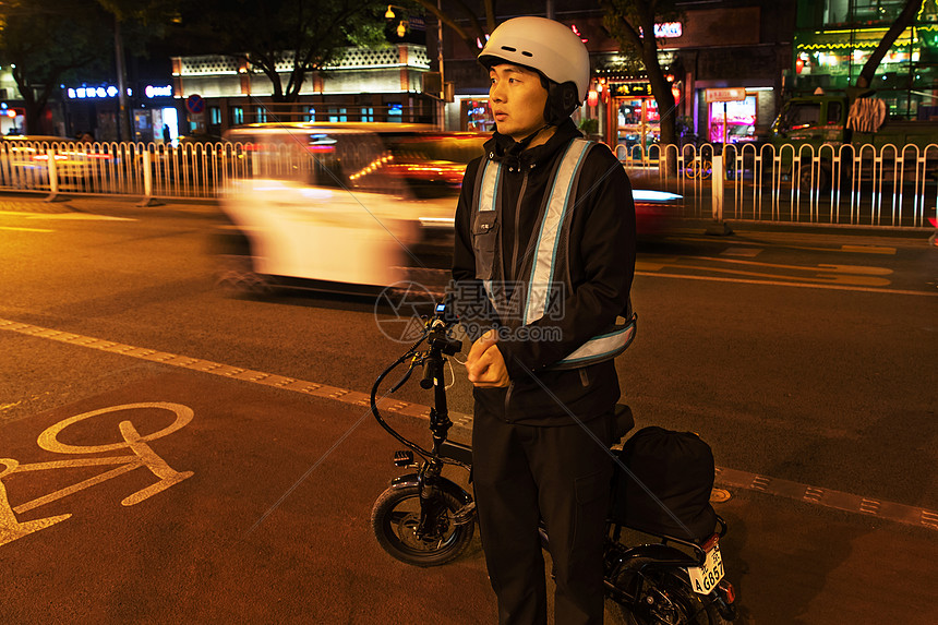 夜晚路边等待的代驾员图片