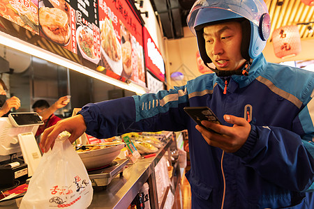 外卖员在餐厅取餐高清图片