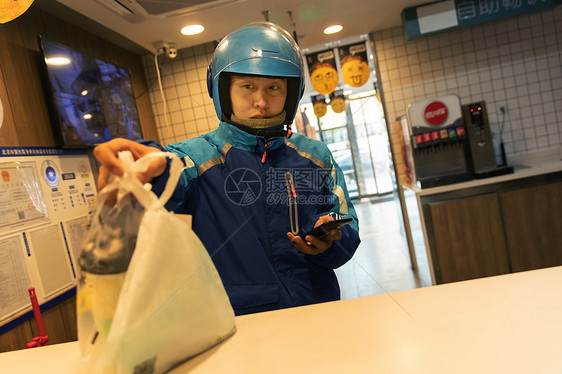 外卖员在餐厅取餐图片