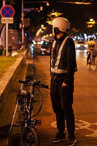 夜晚路边等待的代驾员图片