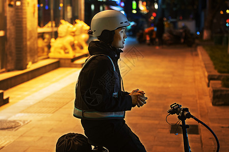 夜晚餐厅外等待订单的代驾员图片