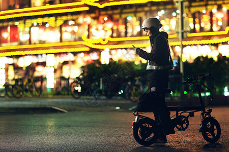 夜晚餐厅外等待的代驾员图片