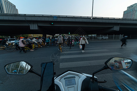 高峰时间的路口图片