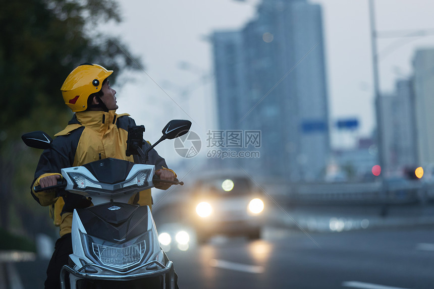 送餐途中的外卖员图片