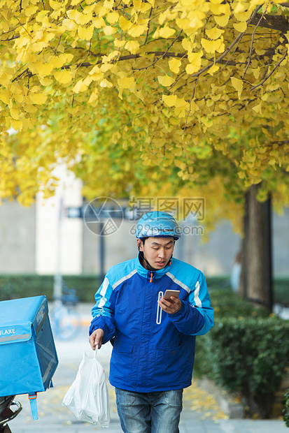 跑步送餐的外卖员图片