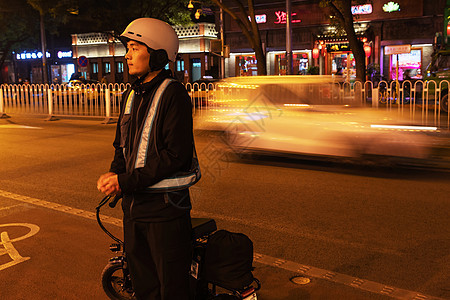 夜晚路边等待的代驾员图片