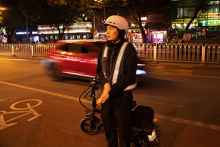 夜晚路边等待的代驾员图片