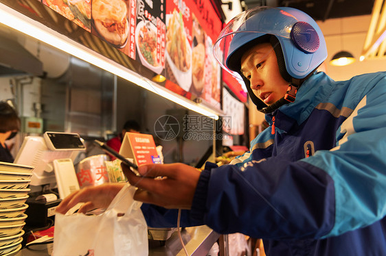 外卖员在餐厅取餐图片