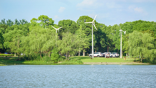 湖边的新能源风力发电风车图片