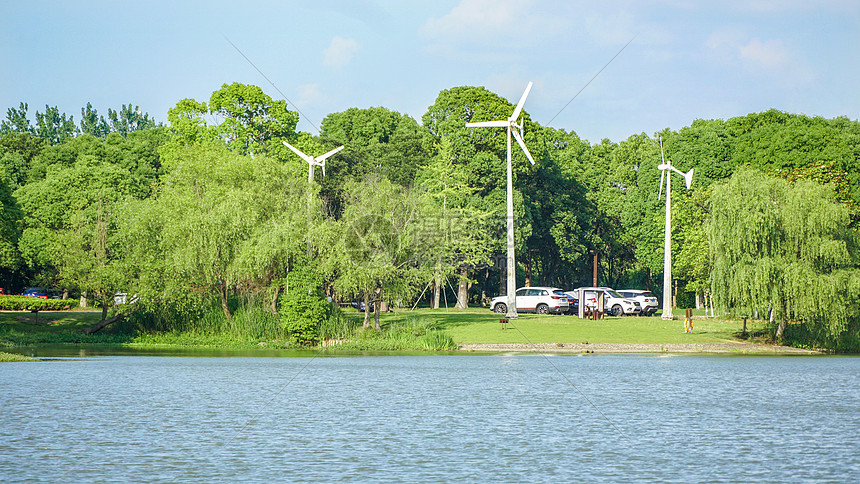 湖边的新能源风力发电风车图片