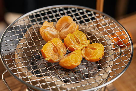 炭火上熟嫩的橘子图片
