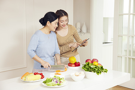 家庭养生母女居家厨房研究菜谱背景