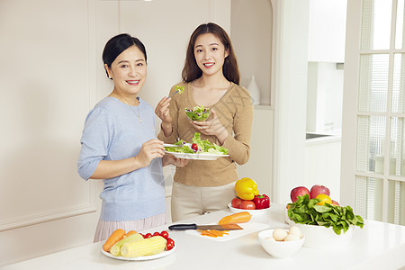 温暖健康母女居家厨房烹饪做菜形象背景