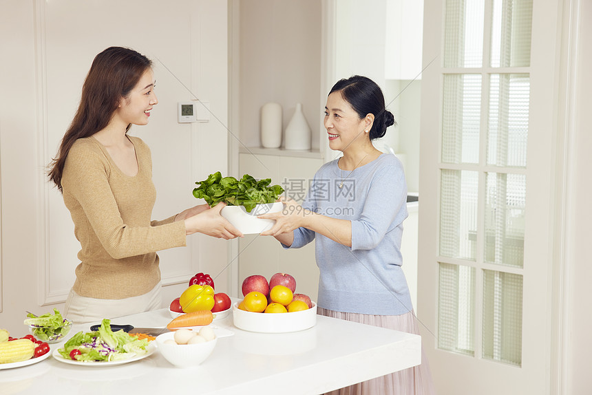 母女居家厨房烹饪准备食材图片