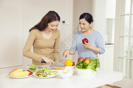 母亲节图片母女居家厨房烹饪切菜背景