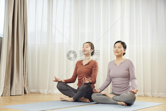 居家母女瑜伽运动图片